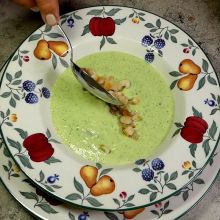 Zucchinicremesuppe anrichten