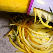 Zucchinispaghetti schneiden