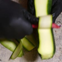 Zucchinistreifen schneiden
