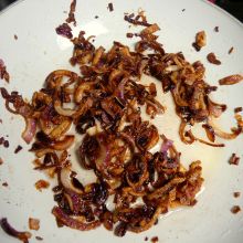 Zwiebeln braten