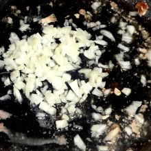 Zwiebeln anschwitzen