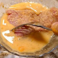 Schnitzel durch das Ei ziehen