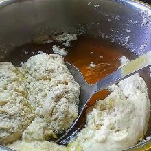 Geronnenes Eiweiß abschöpfen