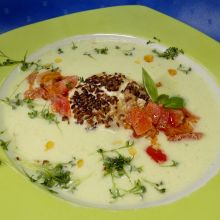 Kalte Gurkensuppe mit Schafkäse