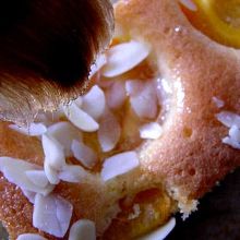 Kuchen mit Mandeln bestreuen