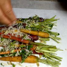 Mit Parmesan bestreuen