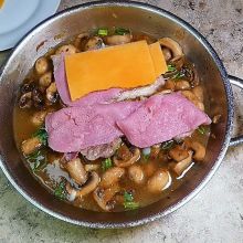 Mit Schinken und Käse belegen