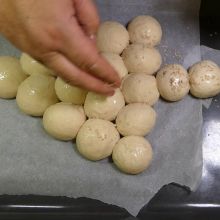 Mit Sesamkörnern bestreuen