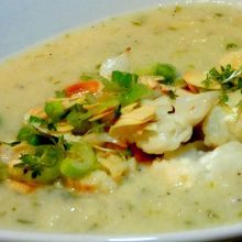 Blumenkohlsuppe mit Mandelblättchen