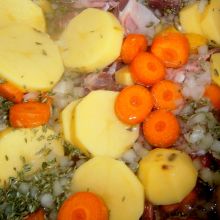 Stew mit Wasser aufgießen