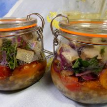 Veganer Schichtsalat mit Linsen, Auberginen und Feta