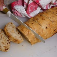 Zwiebelbrot aufschneiden
