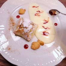 Äpfel im Schlafrock mit Vanillesauce servieren