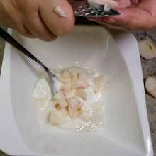 Äpfel in kleine Stücke schneiden