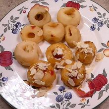 Äpfel mit Mandelblättchen bestreuen