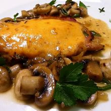 Überbackene Schnitzel mit Schinken, Käse und Champignons