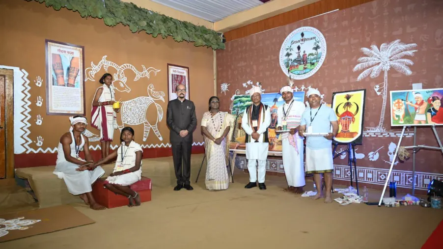 राष्ट्रपति द्रौपदी मुर्मु ने बस्तर पंडुम में प्रदर्शनी का अवलोकन किया