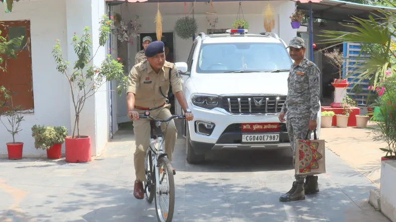  कवर्धा में साइकिल से दफ्तर पहुंचे एसपी और एएसपी