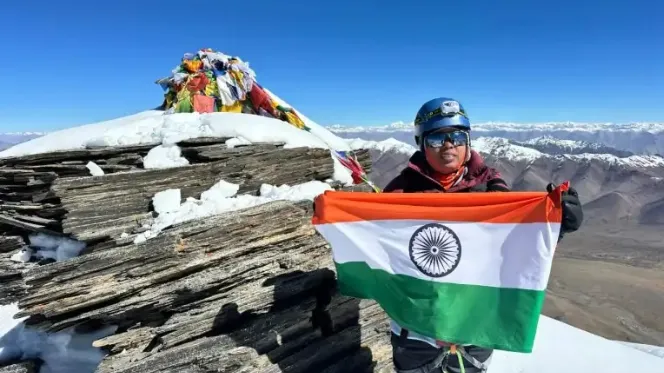 छत्तीसगढ़ की बेटी अमिता श्रीवास ने माउंट एवरेस्ट पर फहराया तिरंगा