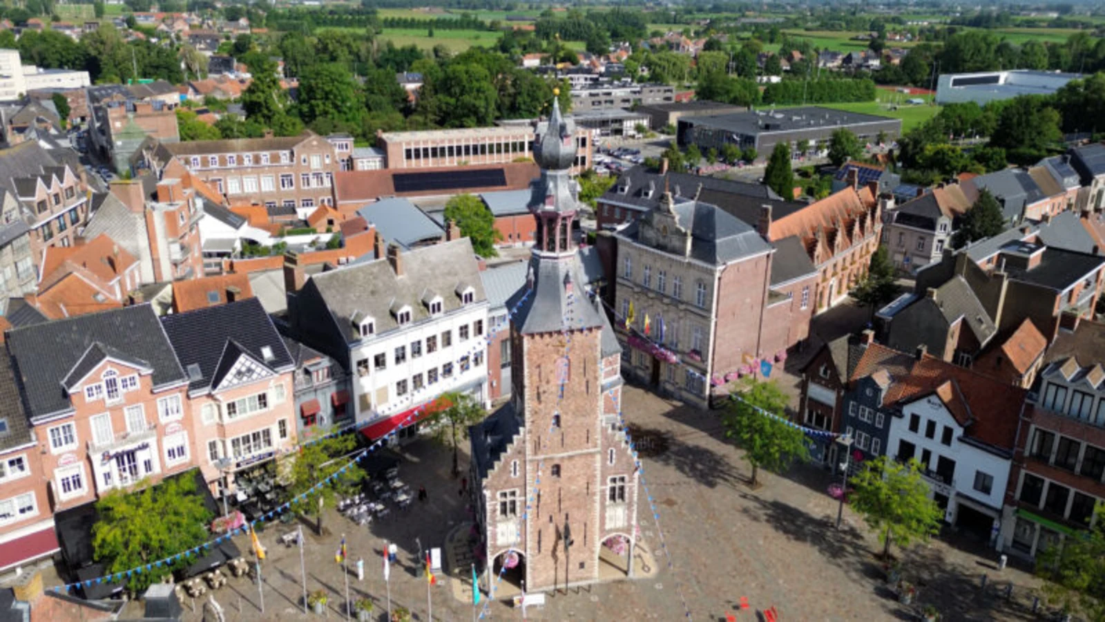 De Halletoren in Tielt - Webdesign en lokale SEO voor Tieltse bedrijven door Nola Digital.