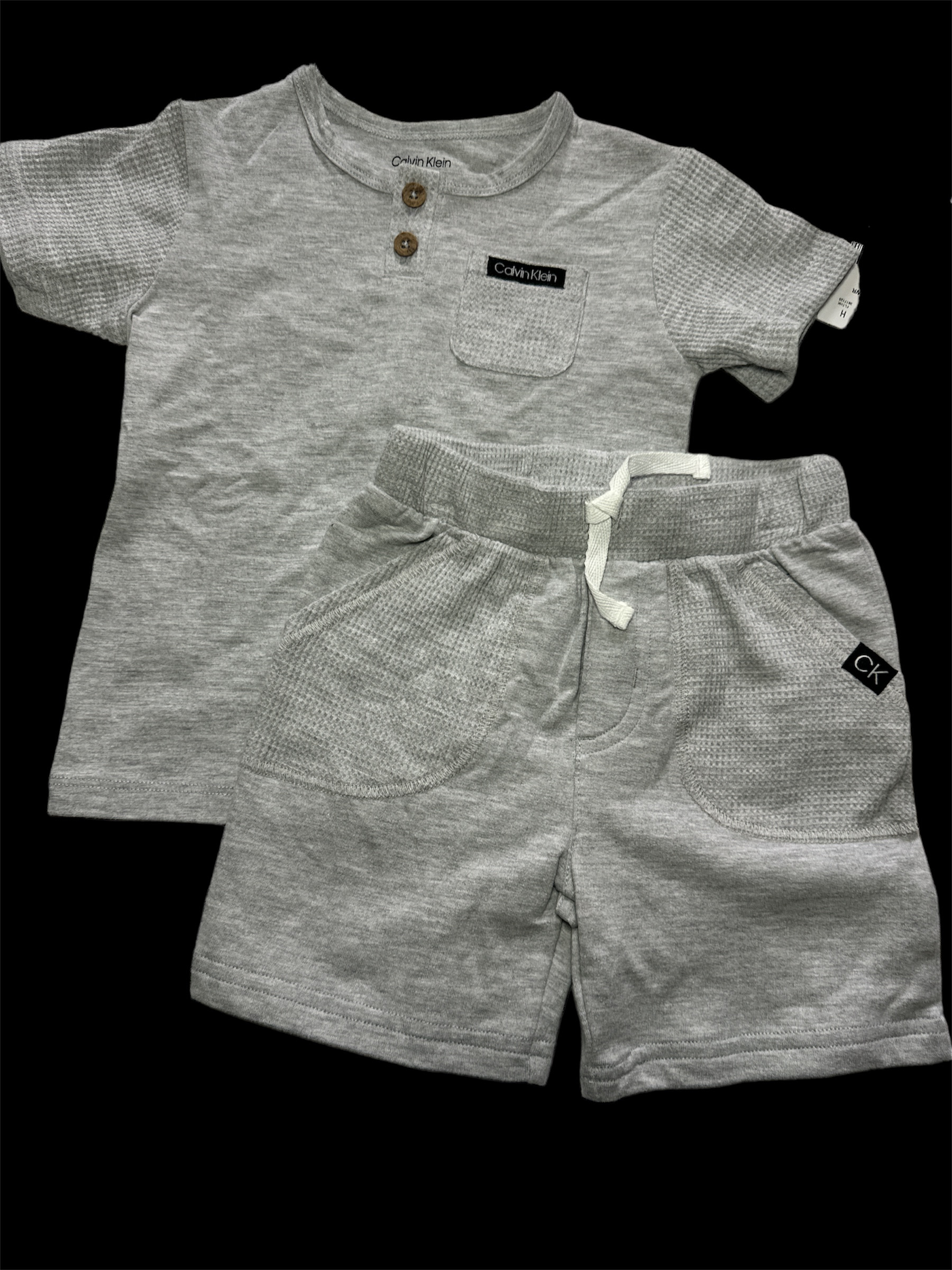 Ensemble Calvin Klein 2 Pièces : T-shirt et Short - Bébé, Taille 18 mois