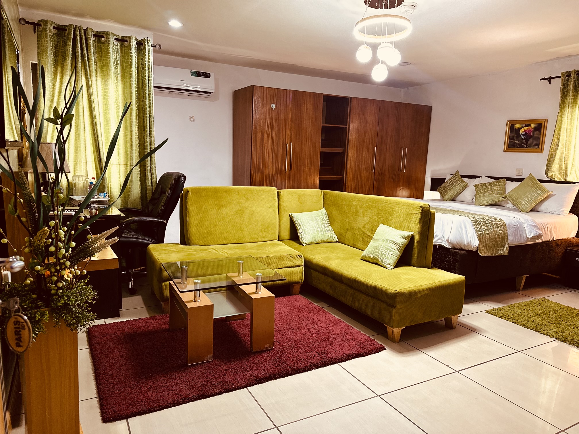EXECUTIVE ROOM