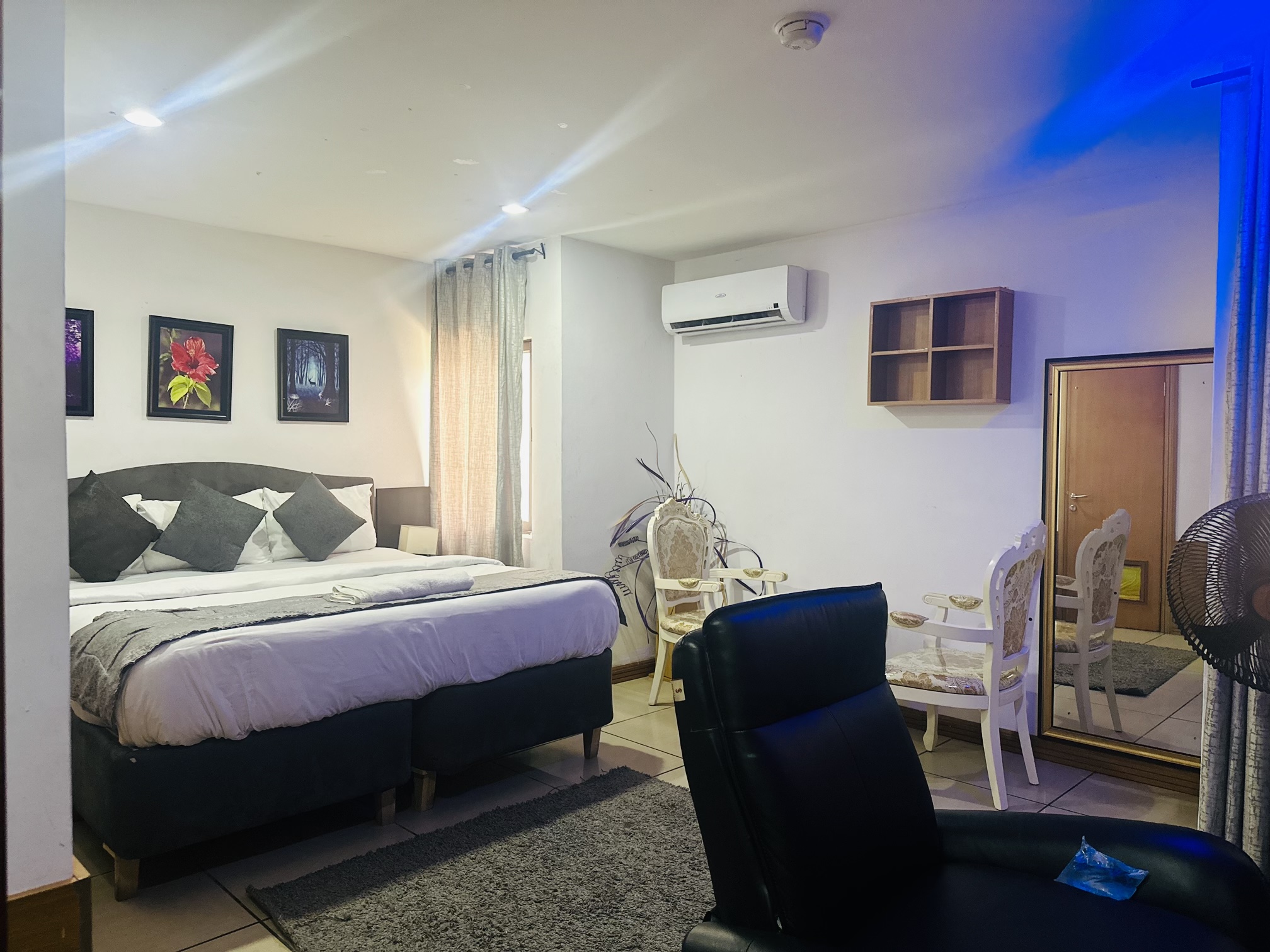 EXECUTIVE ROOM