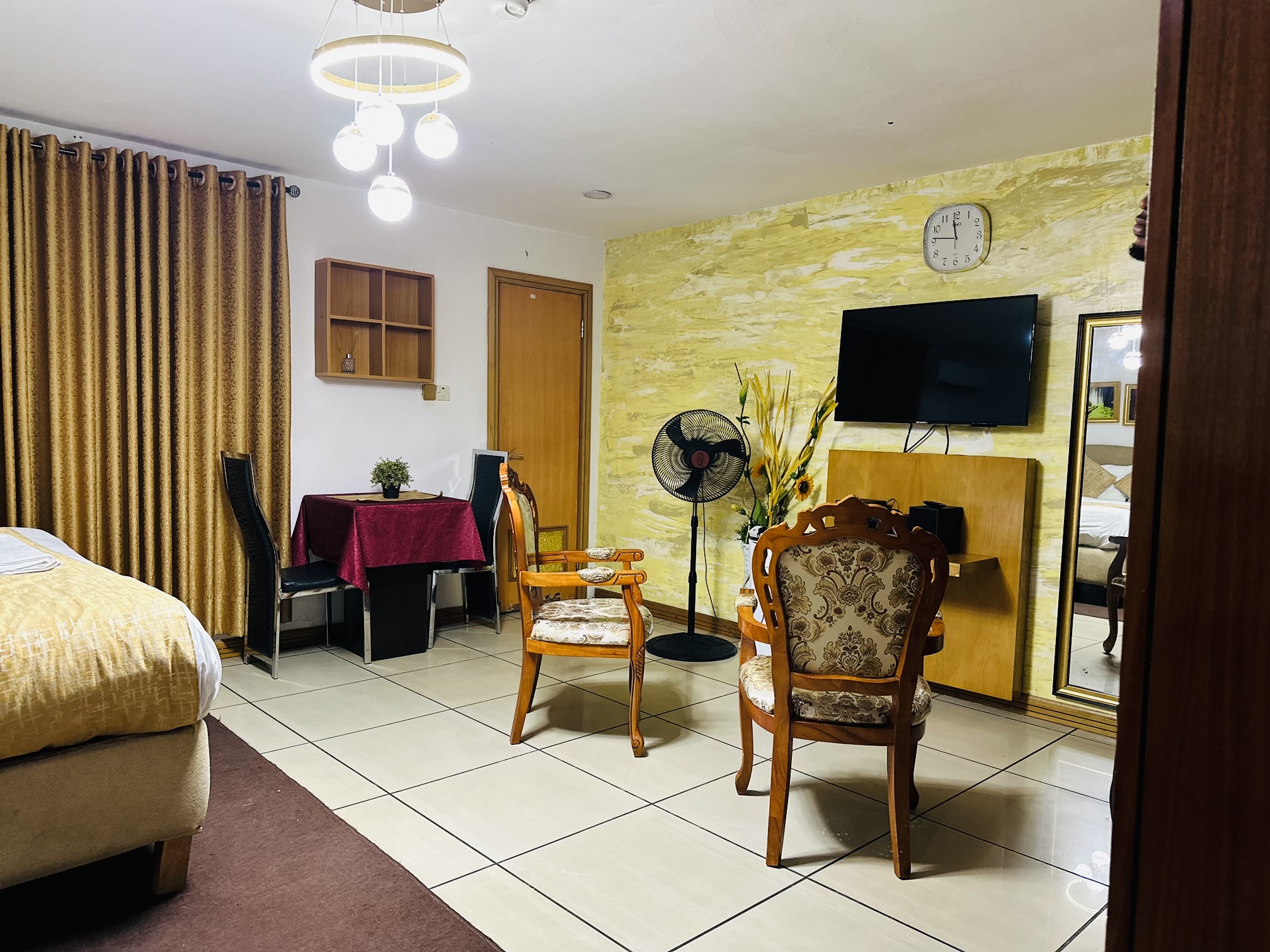 EXECUTIVE ROOM
