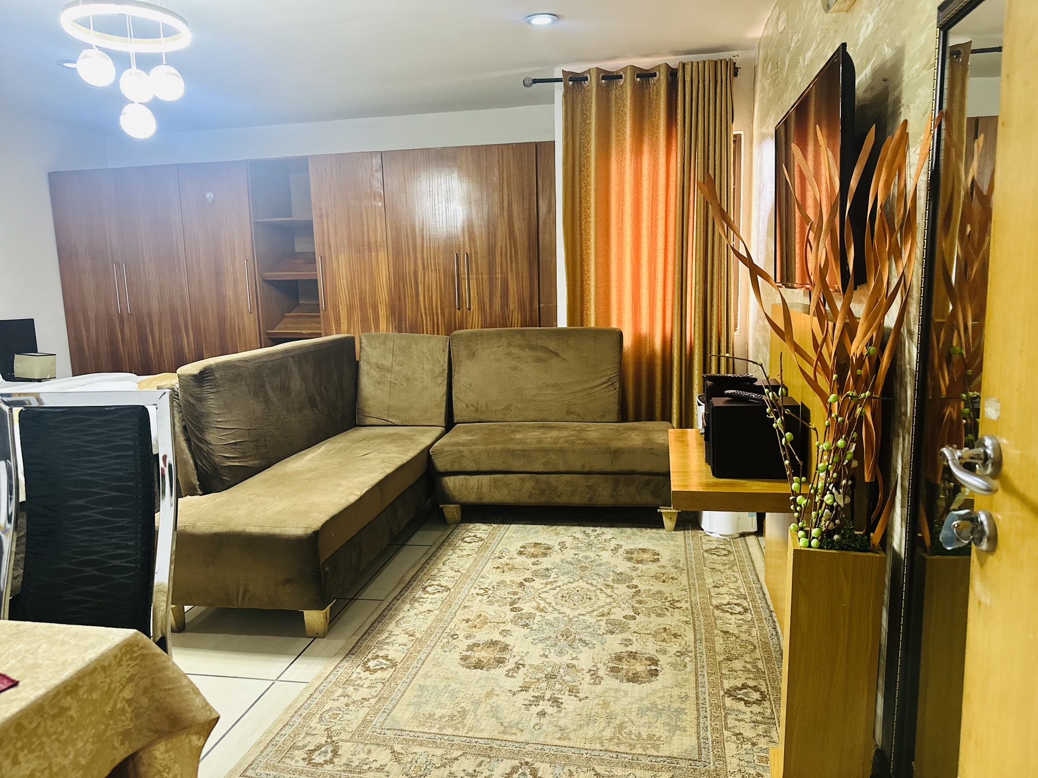 EXECUTIVE ROOM