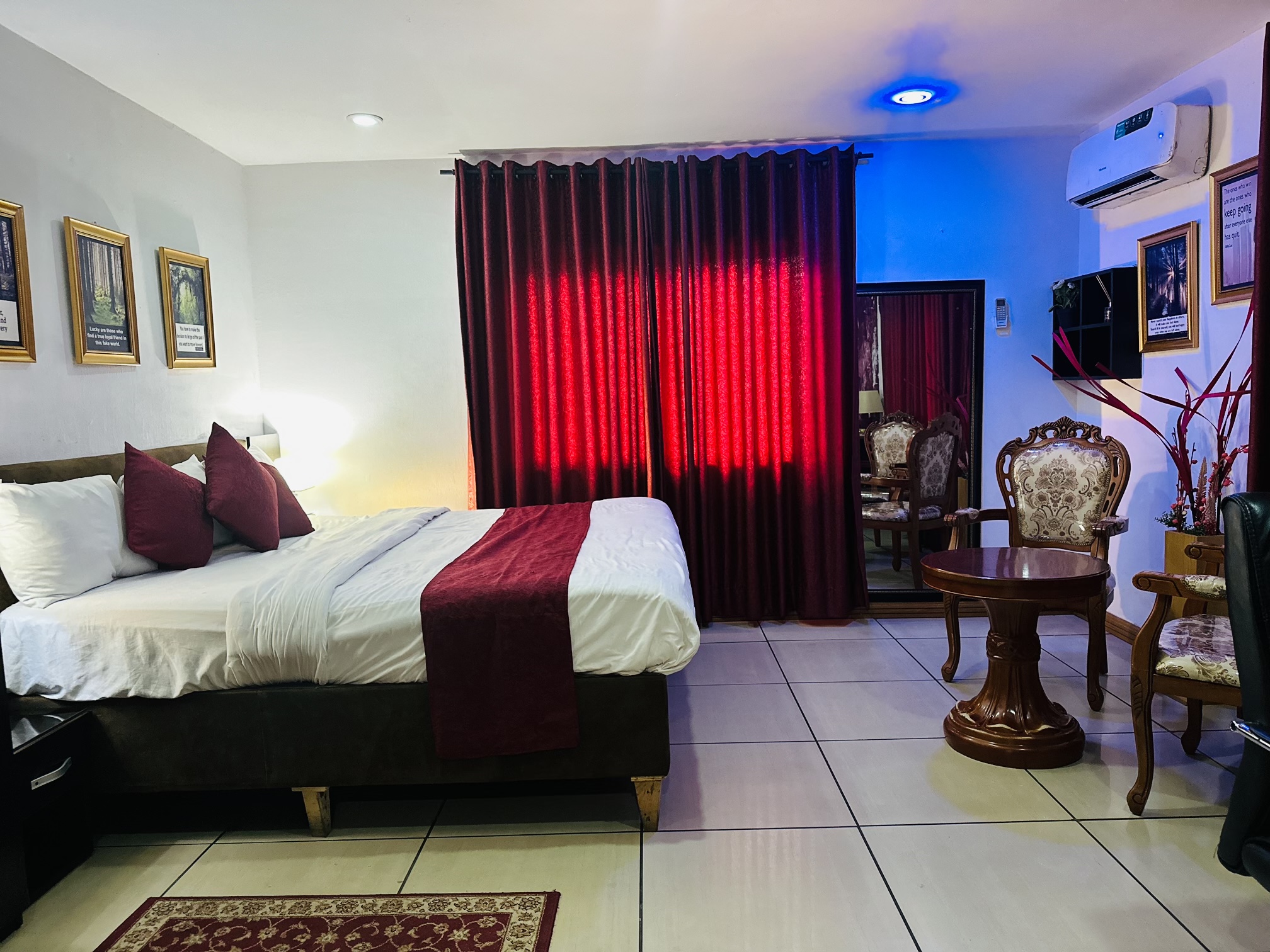 EXECUTIVE ROOM