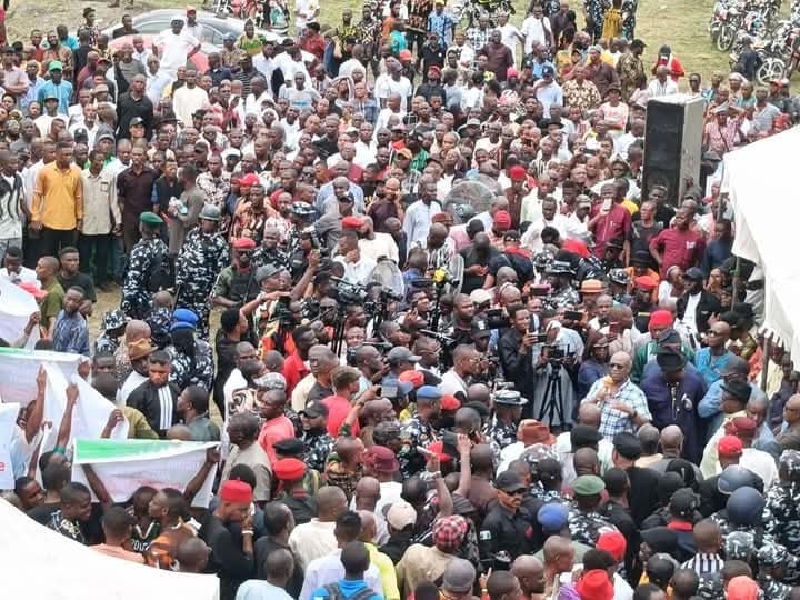 Scavengers Troop to Scene of Fallen Tanker in Edo to Scoop Fuel