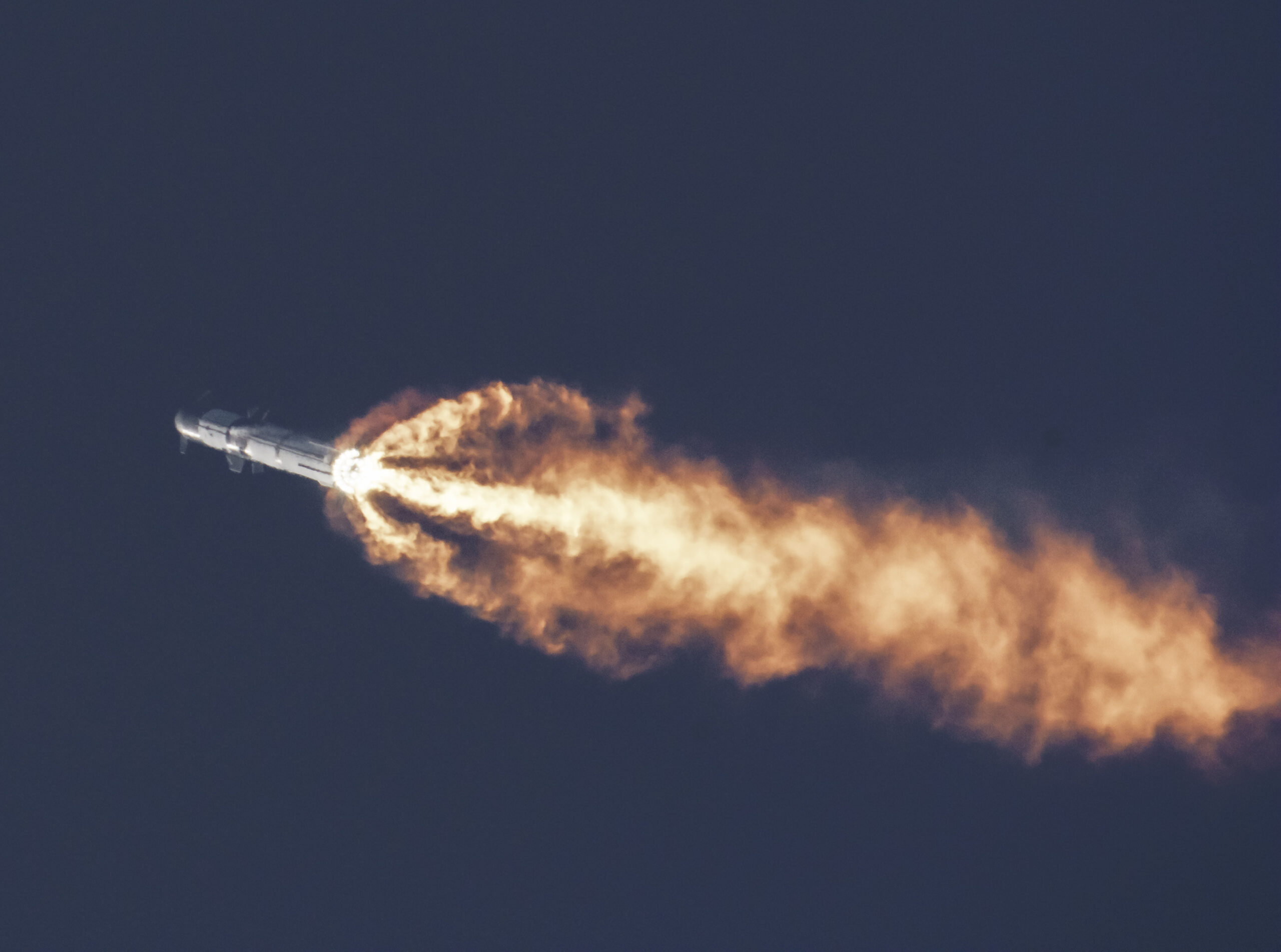 Second SpaceX Starship Test Flight Explodes, Disrupting Florida Air Traffic