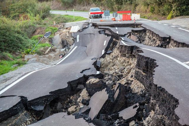100,000 Istanbul Residents Sleep Outdoors Following 6.2-Magnitude Earthquake