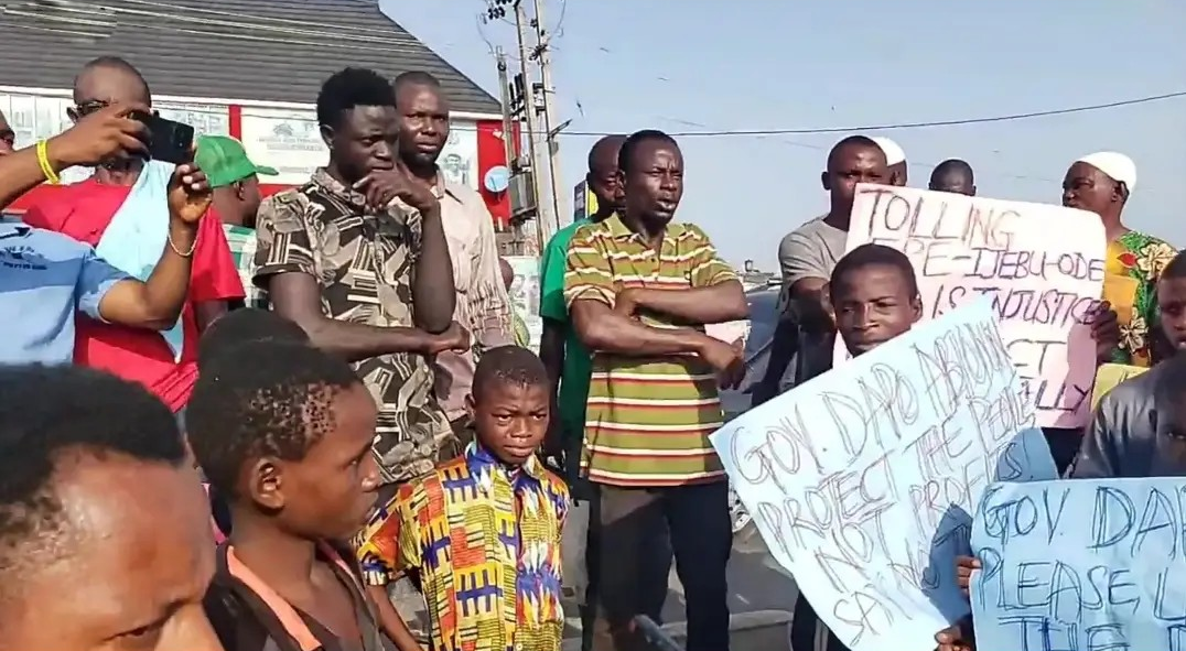 Breaking: Protest Erupts On Epe-ijebu-ode Expressway Over New Toll Charges