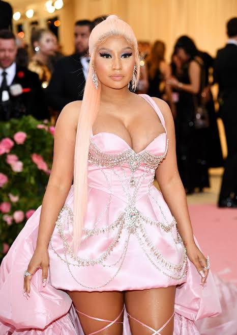 “Nicki Minaj Shuts Down 'Broke' Rumours: Says She's Buying Mansions, Not Begging”