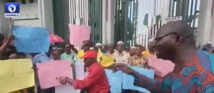“We Can’t Survive Without It” – Federal Pensioners Protest Over Unpaid ₦32,000 Raise