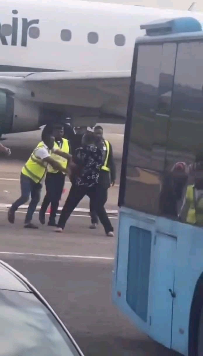 Drama as Enugu Air Passenger Dragged Off Plane by Airport Officials (Video)