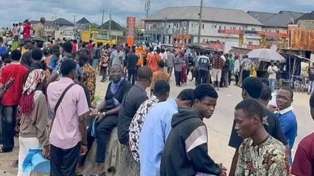 Drama As FUPRE Students Barricade East-West Road Over Alleged Tuition Hike