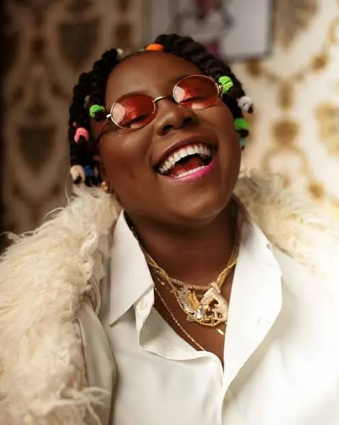 “I Can’t Breathe or Eat!” – Singer Teni Hilariously Complains After Wearing Corset Dress