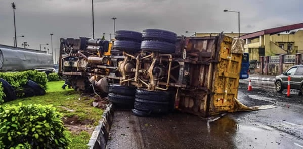 No Injuries as Container Truck Overturns on Ojuelegba Bridge