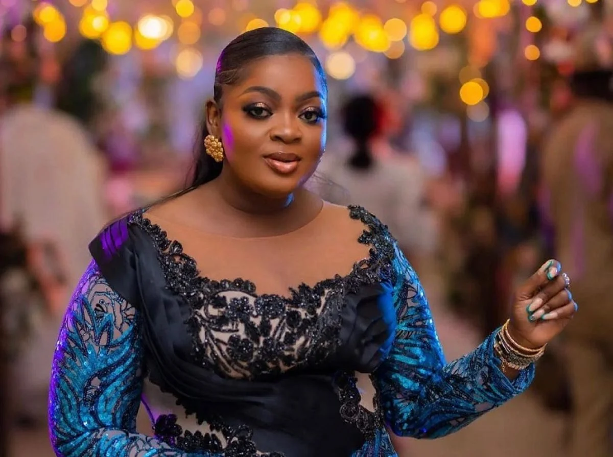 ‘Highest-Grossing Filmmaker’ — Eniola Badmus Praises Funke Akindele During Home Visit