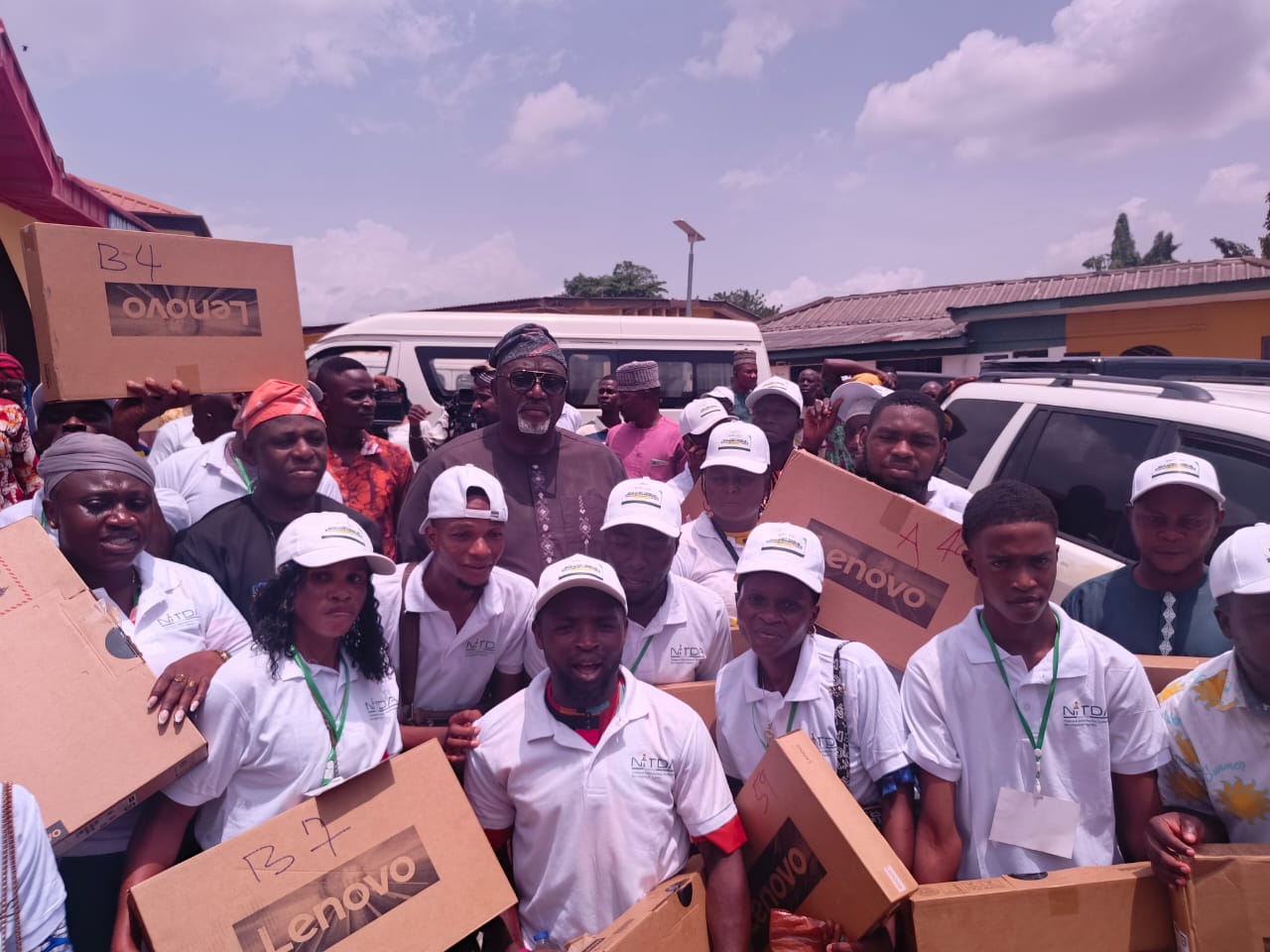 FG, Oyo lawmaker empower 210 youths with digital skills, laptops