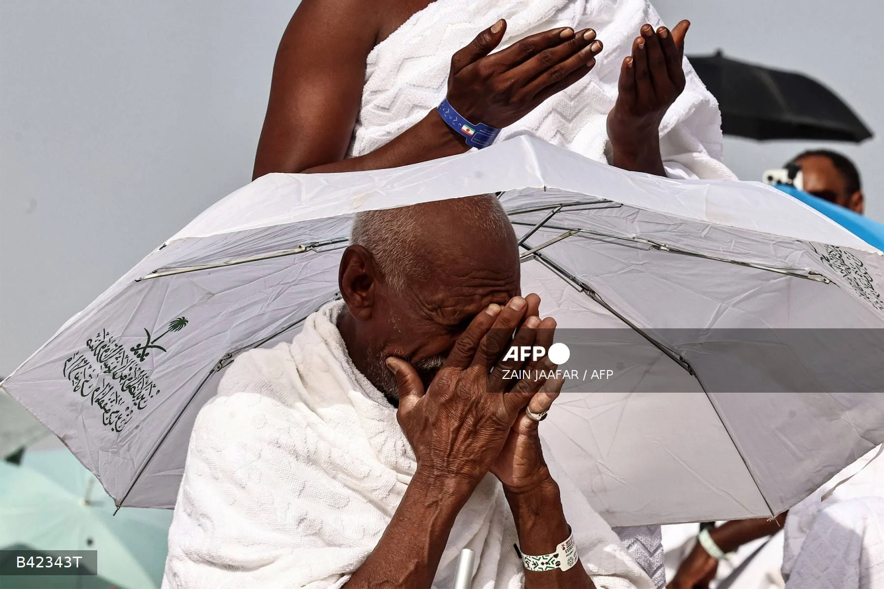 Pilgrims pray on Mount Arafat as Hajj reaches peak