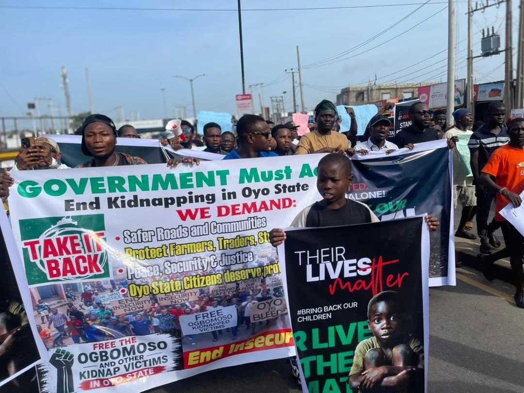 Protesters defy rainfall, storm Oyo govt house over abduction