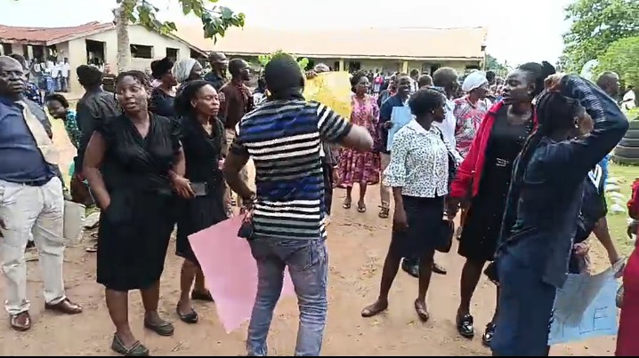 Enugu teachers besiege govt house, demand release of abducted Oyo pupils