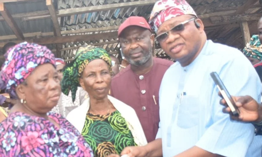 Oyo APC gov candidate redeems N25m pledge to Ibadan market traders