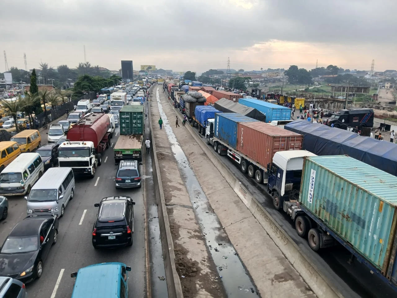 Multiple crashes cause gridlock on Lagos-Ibadan expressway, motorists stranded