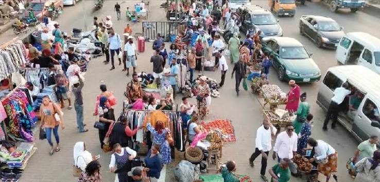 Berger Lay-By Turns Into Busy Trading Spot as Lagos Traders Occupy Space