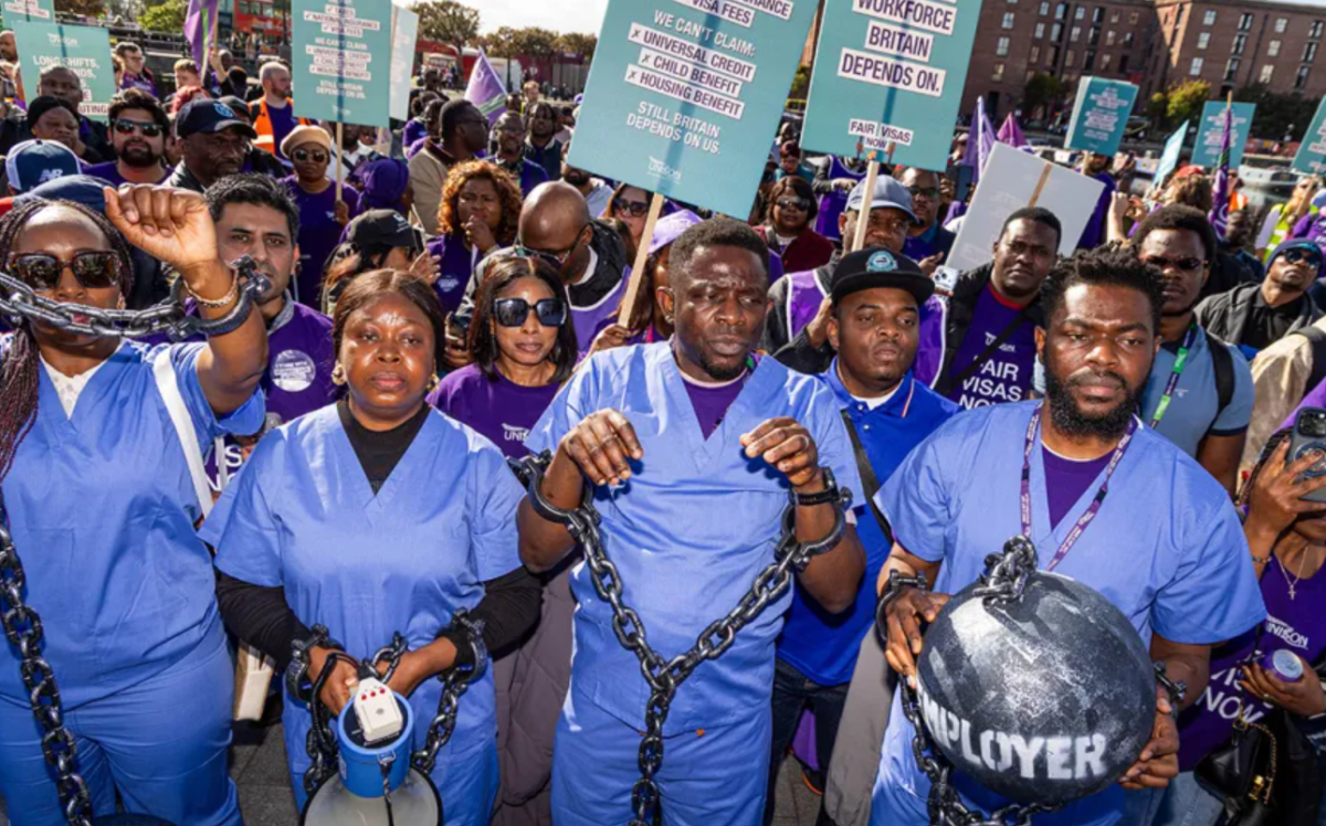 UK Migrant Workers Wear Chains, Sing Aṣa’s ‘Jailer’ in Demonstration Against 15-Year Settlement Proposal