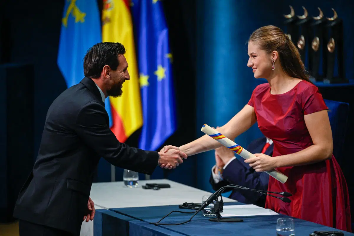 Messi receives top Spanish award from heir to throne